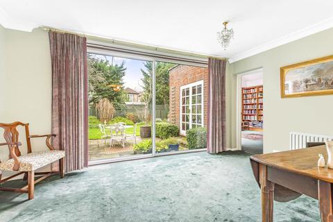 8 Sandon Close, Esher, KT10 8JE