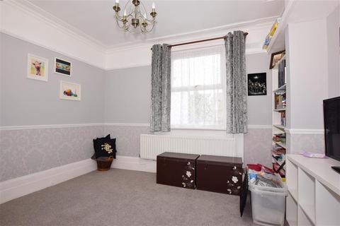 5 Cambrian Grove, Gravesend, DA11 0PU