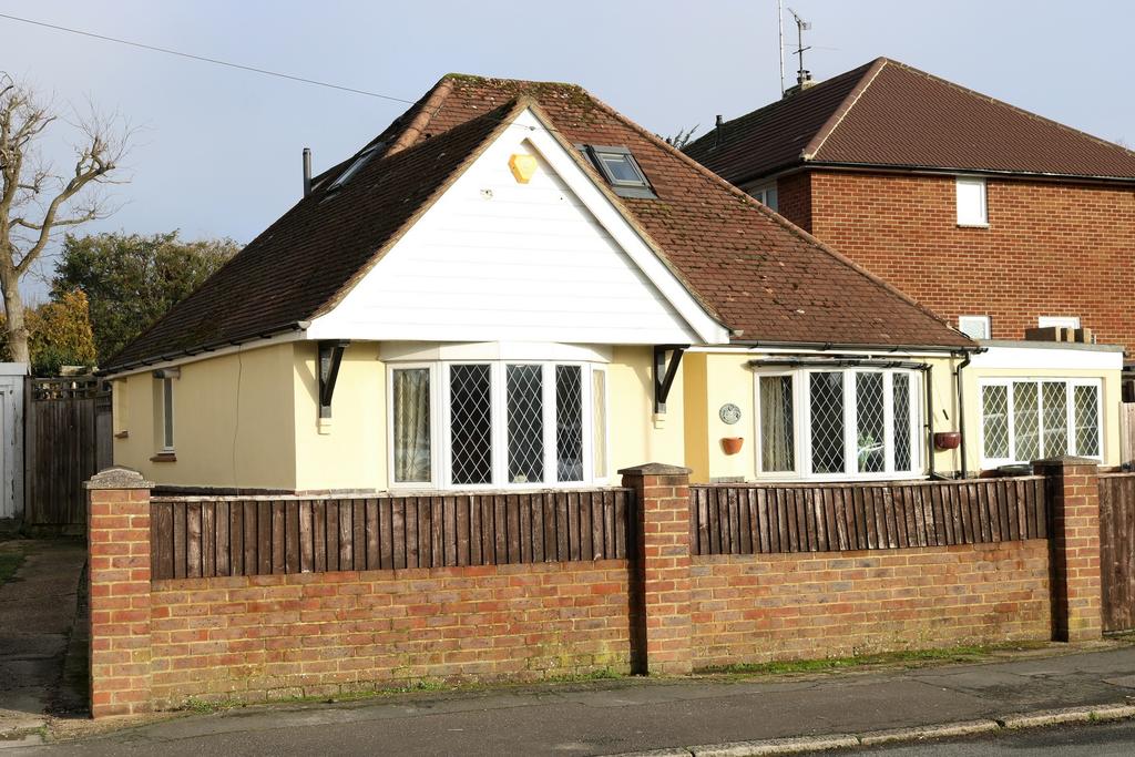 Vale Road, Haywards Heath, RH16 2 bed bungalow £400,000