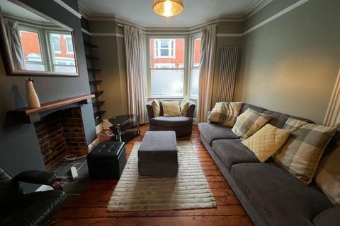 3 bedroom terraced house to rent, Ashburnham Road, Northampton, NN1