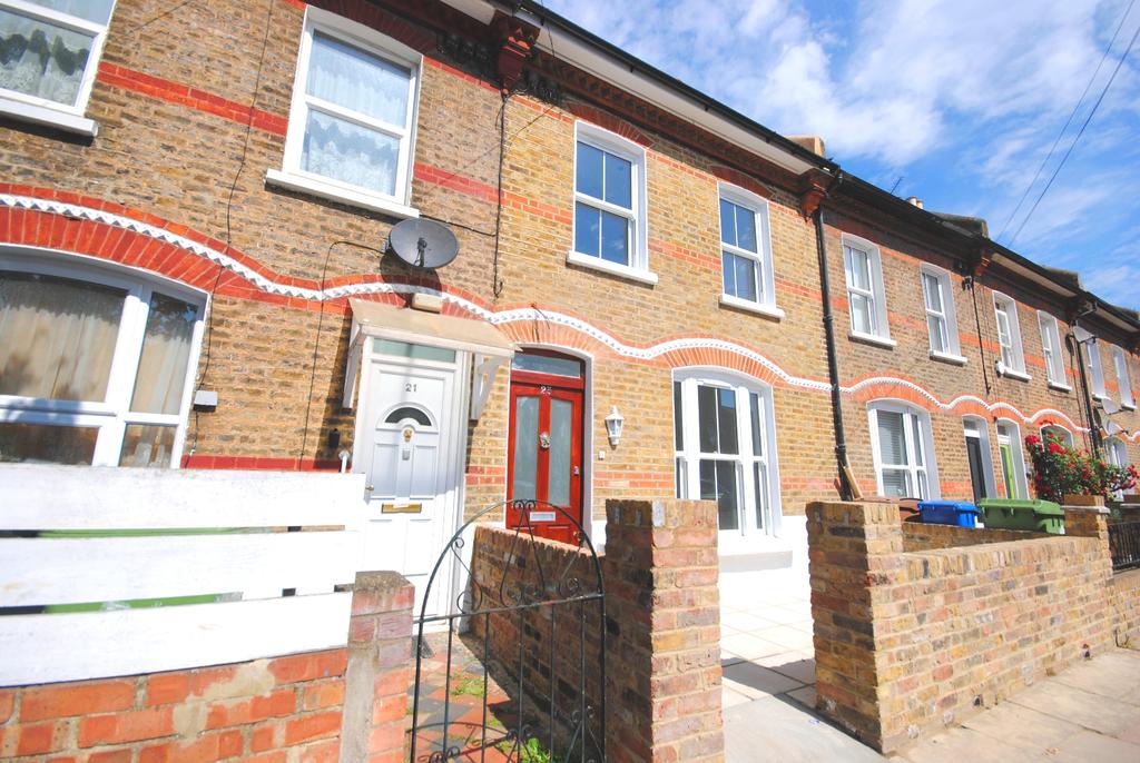 Buchan Road London SE15 2 bed flat £1,550 pcm (£358 pw)