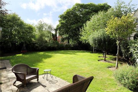 49 Bathgate Road, London, SW19 5PW