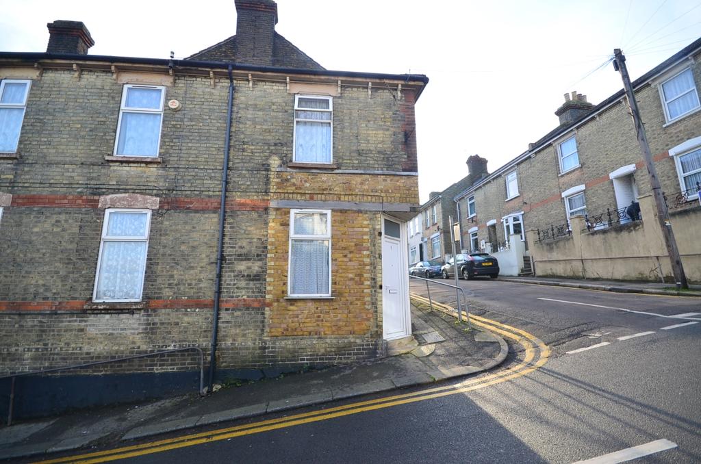 Ingle Road Chatham ME4 3 bed end of terrace house £900 pcm (£208 pw)