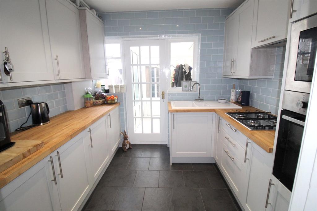 Hamilton Gardens, Hockley, Essex, SS5 4 bed semidetached house £360,000