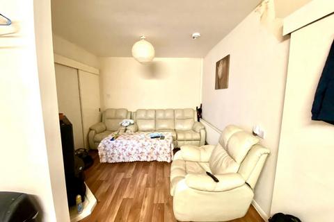 2 bedroom ground floor maisonette to rent, Court Mead, Northolt