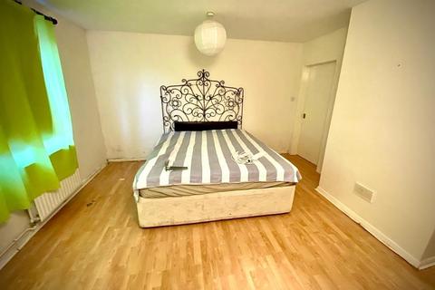 2 bedroom ground floor maisonette to rent, Court Mead, Northolt