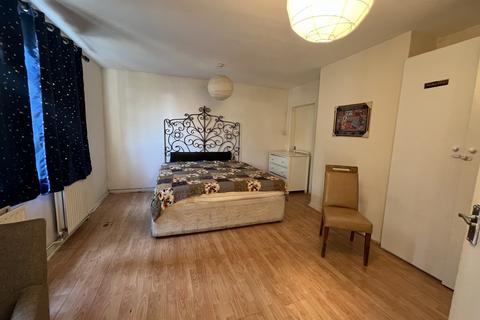 2 bedroom ground floor maisonette to rent, Court Mead, Northolt