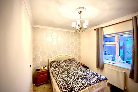 2 bedroom ground floor maisonette to rent, Court Mead, Northolt