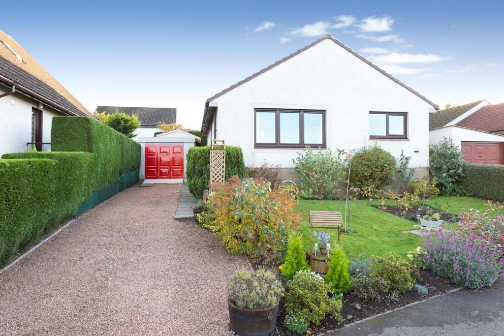 Larch Place, Errol, Perth 3 bed detached bungalow £219,950
