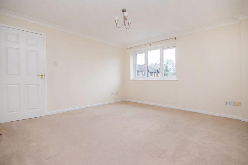 Ashurst Bridge 2 bed flat £850 pcm (£196 pw)