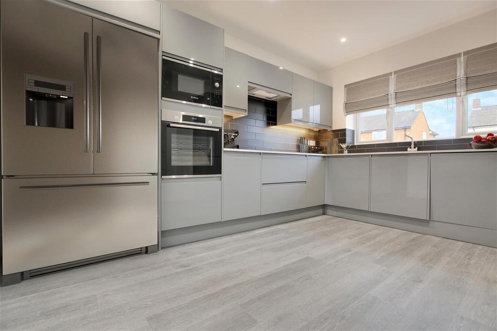 Mott House, Hillview Gardens, Cheshunt 3 bed terraced house £539,950