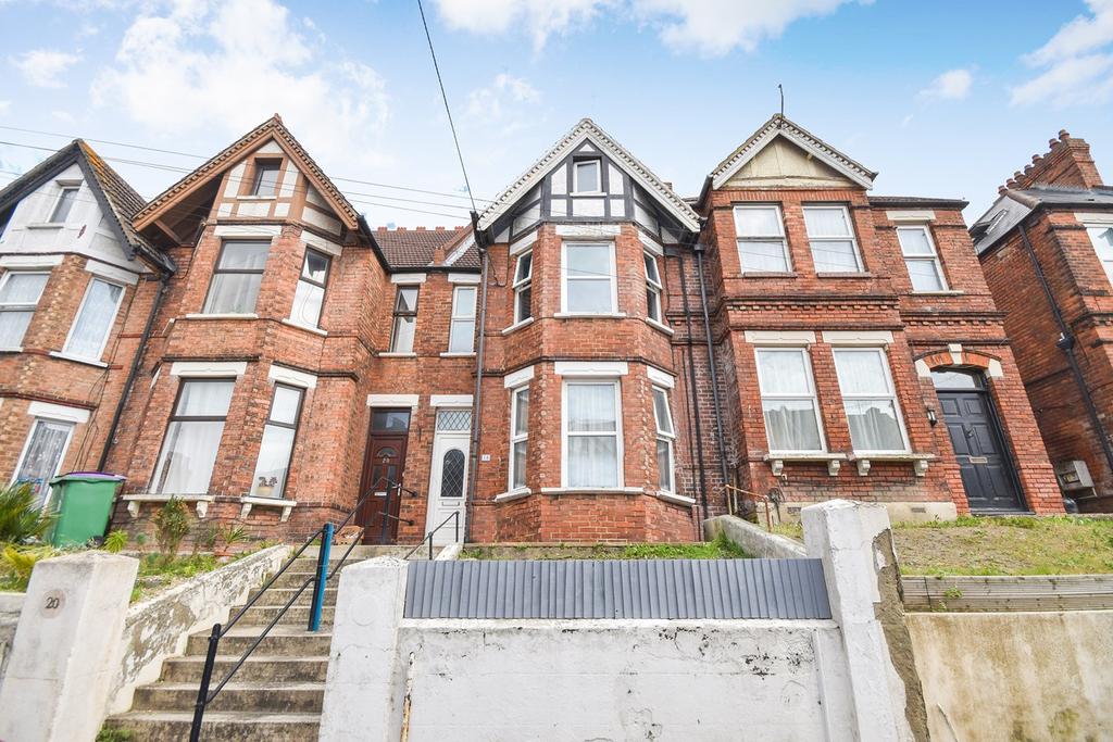 Bradstone Avenue, Folkestone, CT19 2 bed £180,000