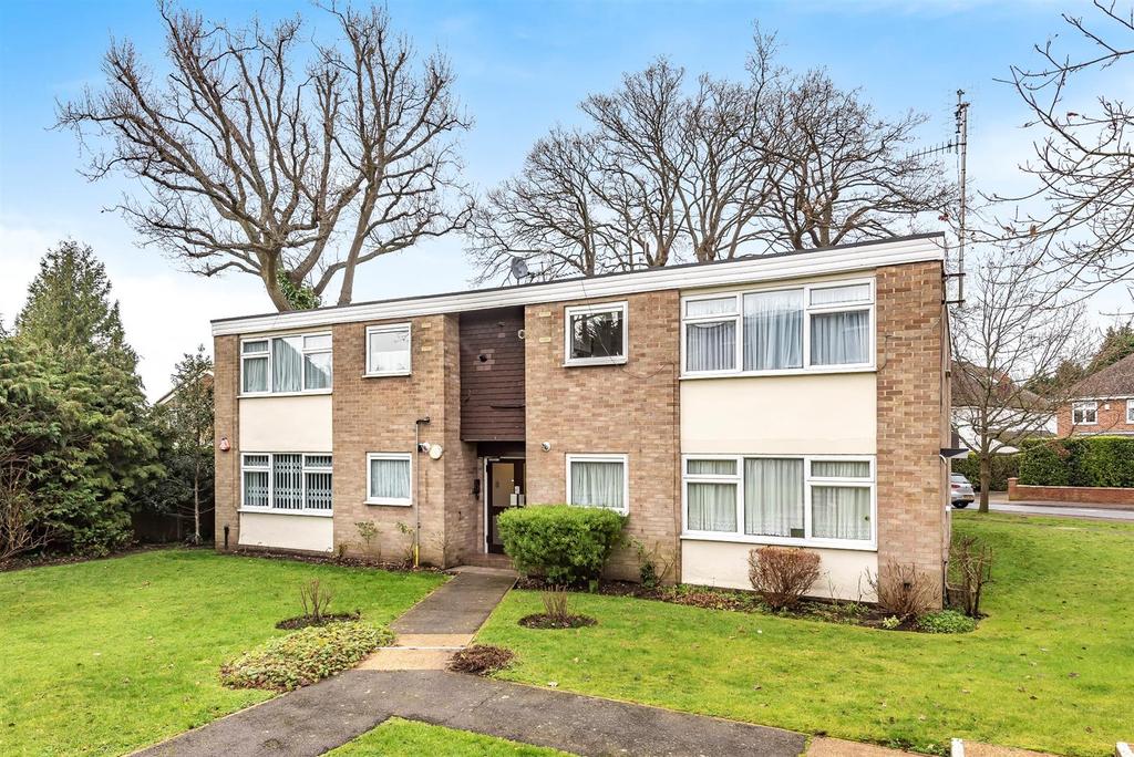 The Rutts, Bushey Heath, Bushey 2 bed apartment £325,000