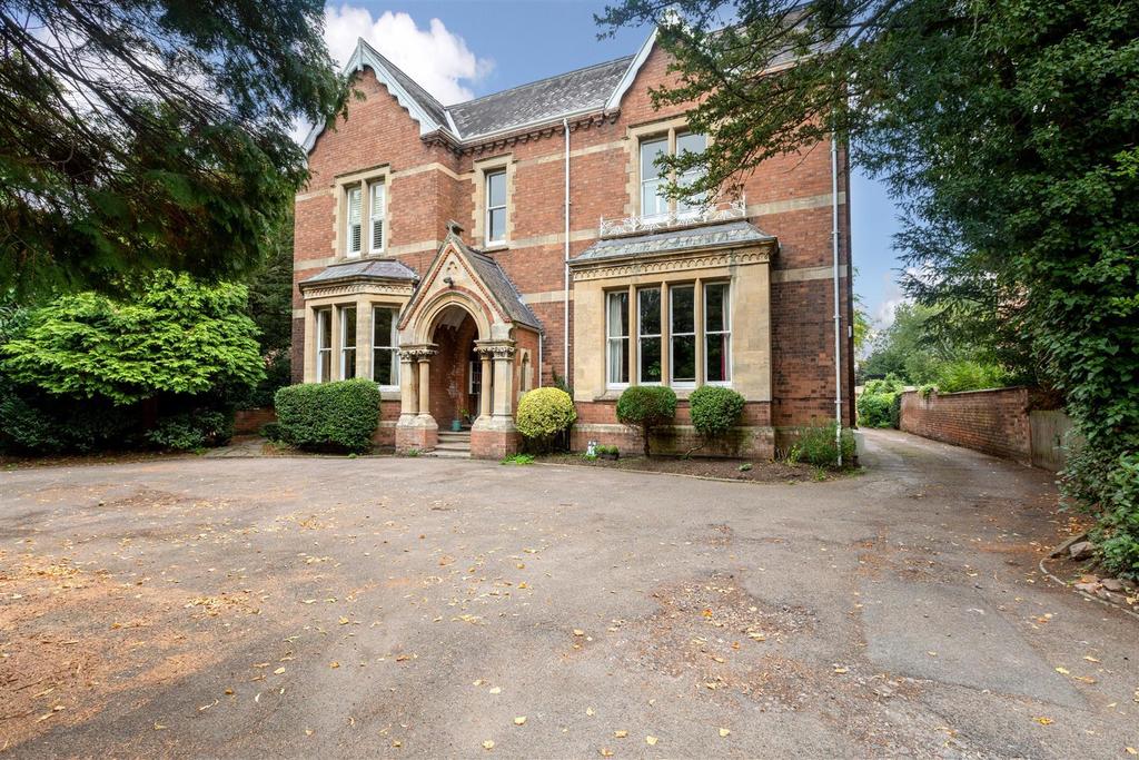 Guys Cliffe Avenue, Leamington Spa 2 bed flat £260,000