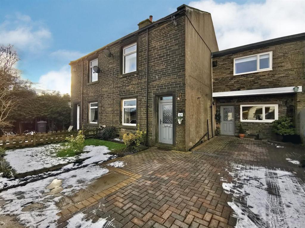 Moor Close Lane, Queensbury, Bradford 3 bed semidetached house £190,000