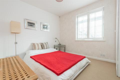 25 School Road, East Molesey, KT8 0DN