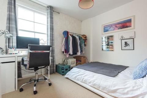 25 School Road, East Molesey, KT8 0DN