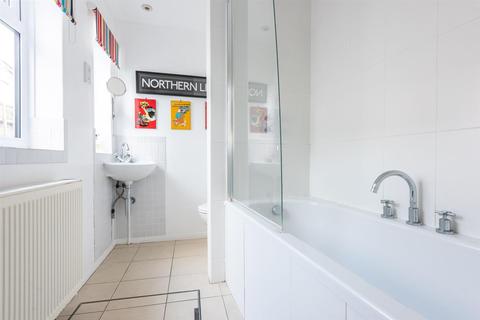 25 School Road, East Molesey, KT8 0DN