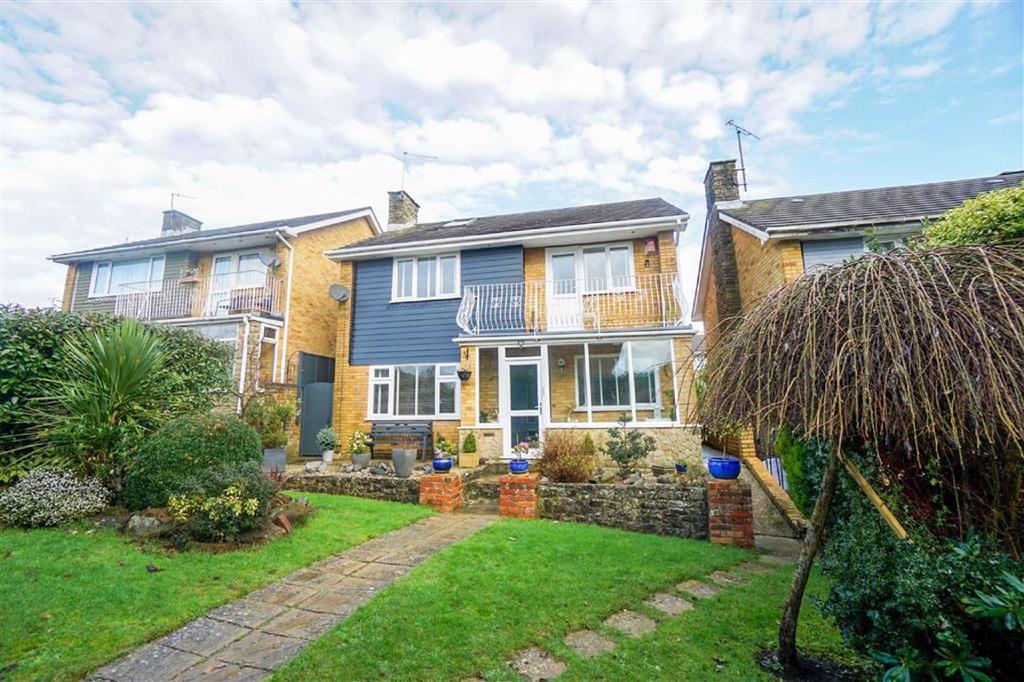 Ironlatch Avenue, St.... 4 bed detached house £340,000