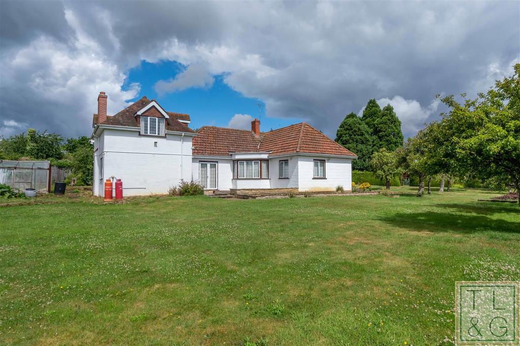 Knowle Hill, Evesham 4 bed detached house £450,000