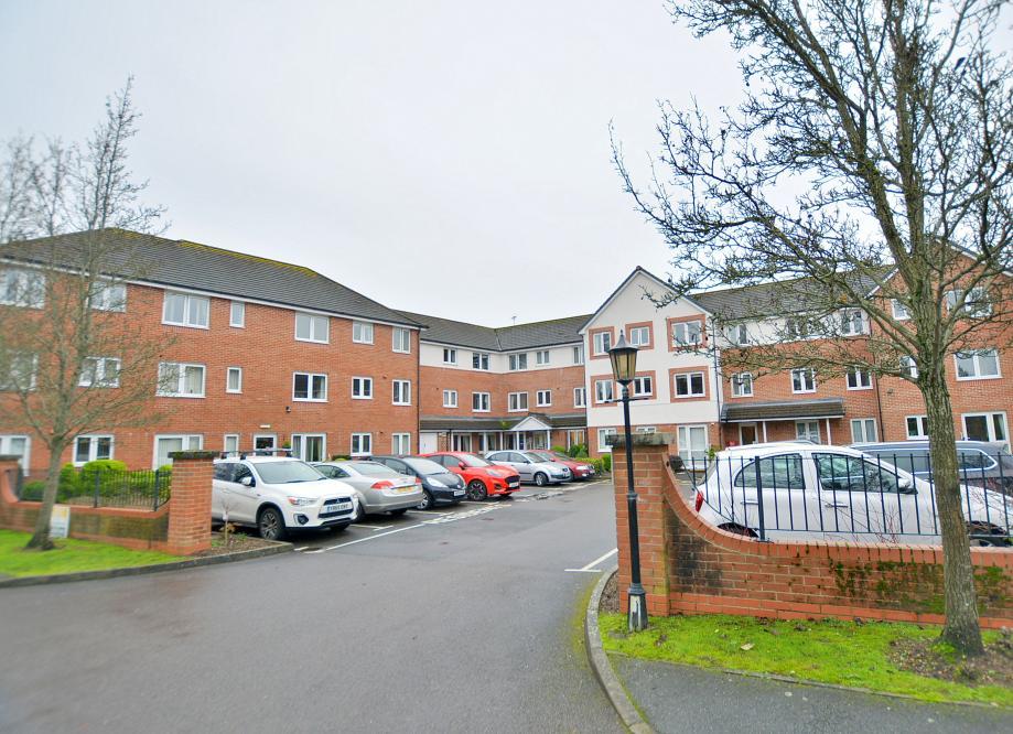 Pinewood Court, 179 Station Road, West Moors, BH22 0HR 1 bed apartment