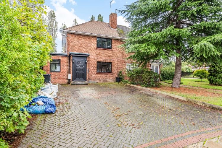Imperial Way Chislehurst BR7 2 bed house £1,800 pcm (£415 pw)