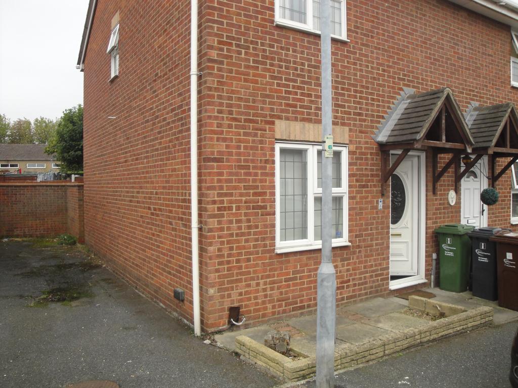 Temple Avenue, Dagenham, London RM8 1 bed ground floor flat £900 pcm