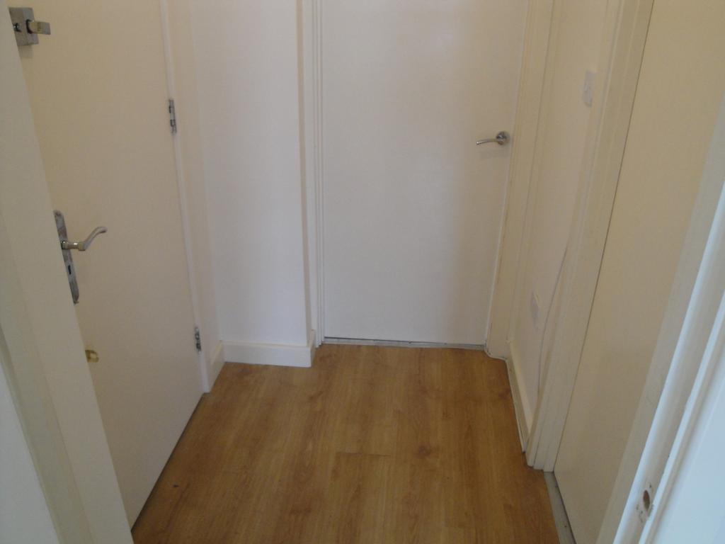 Temple Avenue, Dagenham, London RM8 1 bed ground floor flat £900 pcm