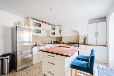 28 Montague Road, London, E8 2HW