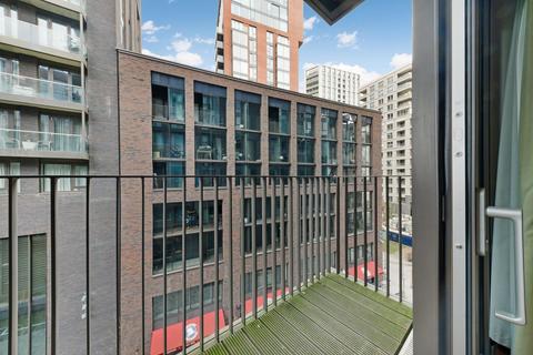 Studio to rent, Capital Building, Embassy Gardens, London, SW11
