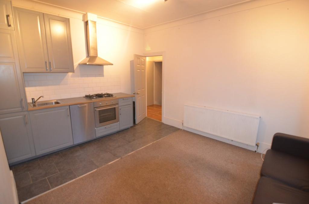 Clova Road, Forest Gate 2 bed flat £1,250 pcm (£288 pw)