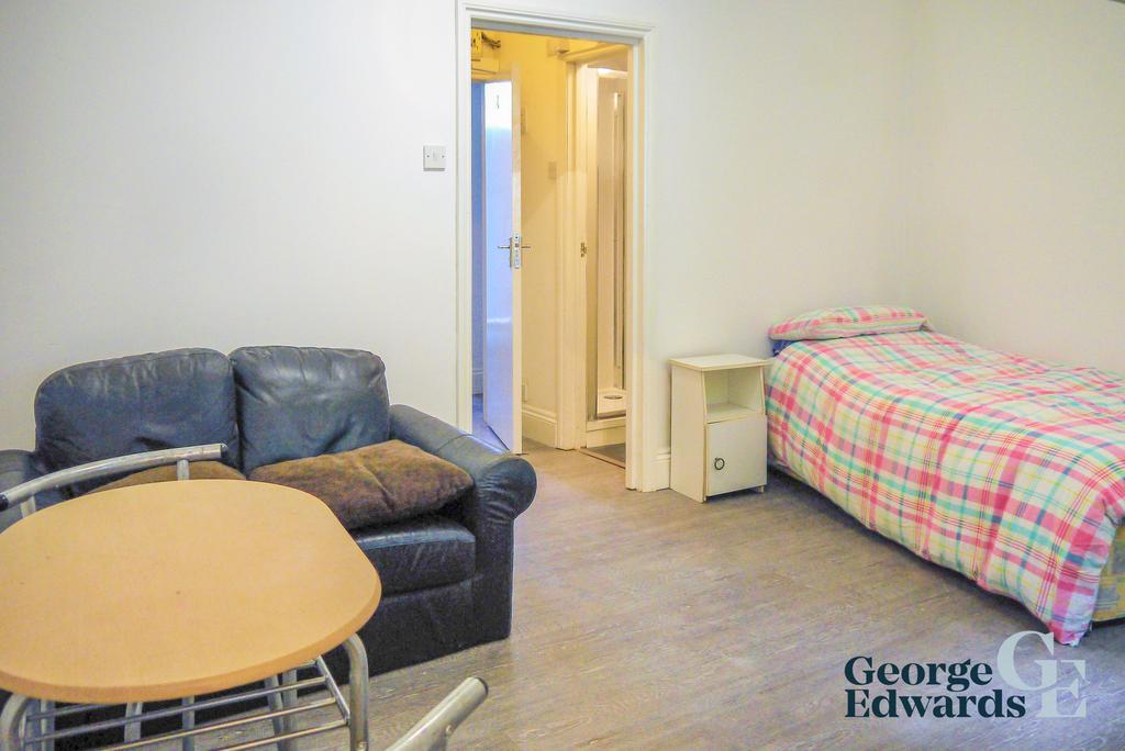 12 Dew Street, Haverfordwest, SA61 1NJ 1 bed apartment £375 pcm (£87 pw)