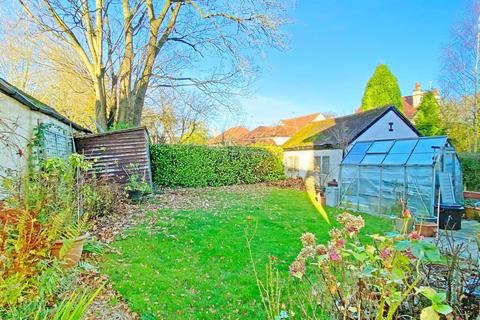 145 Hookstone Road, Harrogate, HG2 8QJ