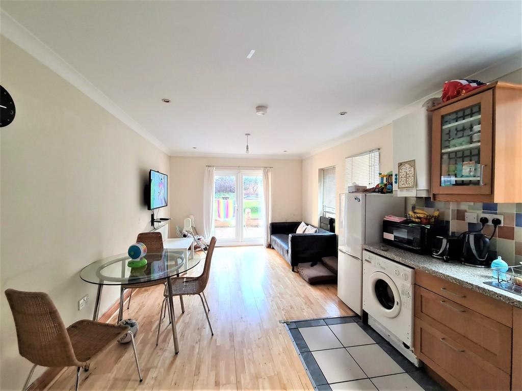 Oakfield Road, Croydon 1 bed flat £900 pcm (£208 pw)