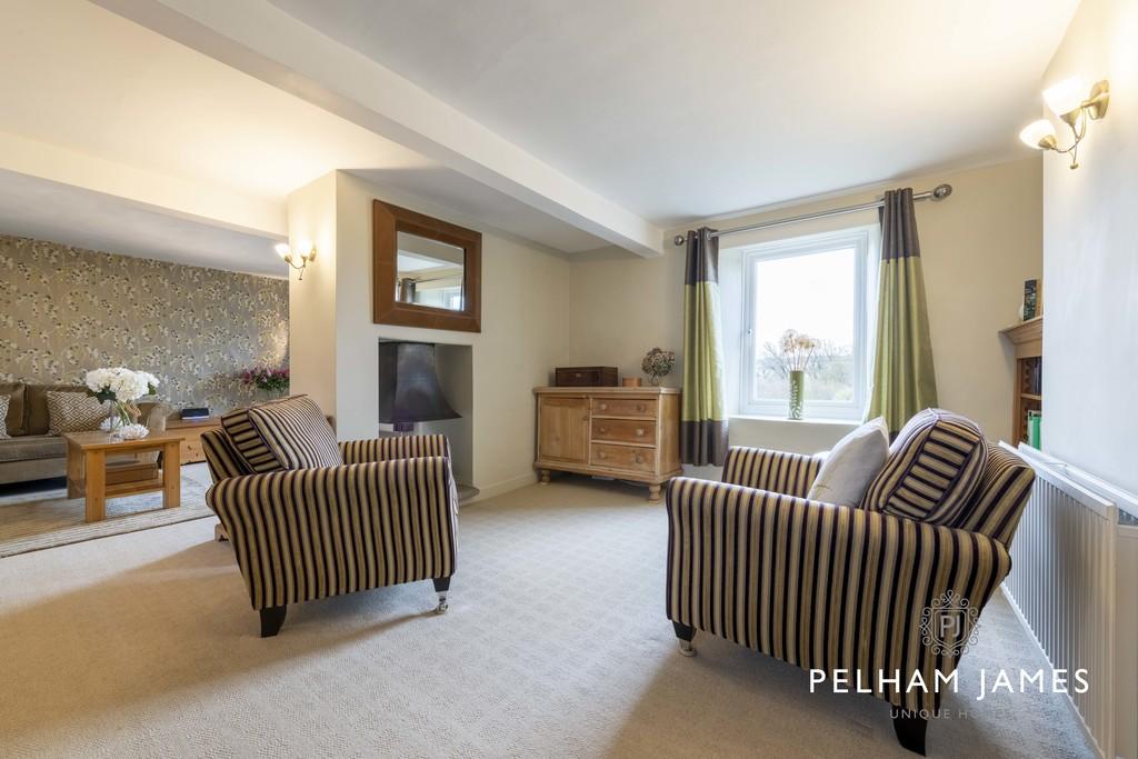 Stting room with feature fireplace