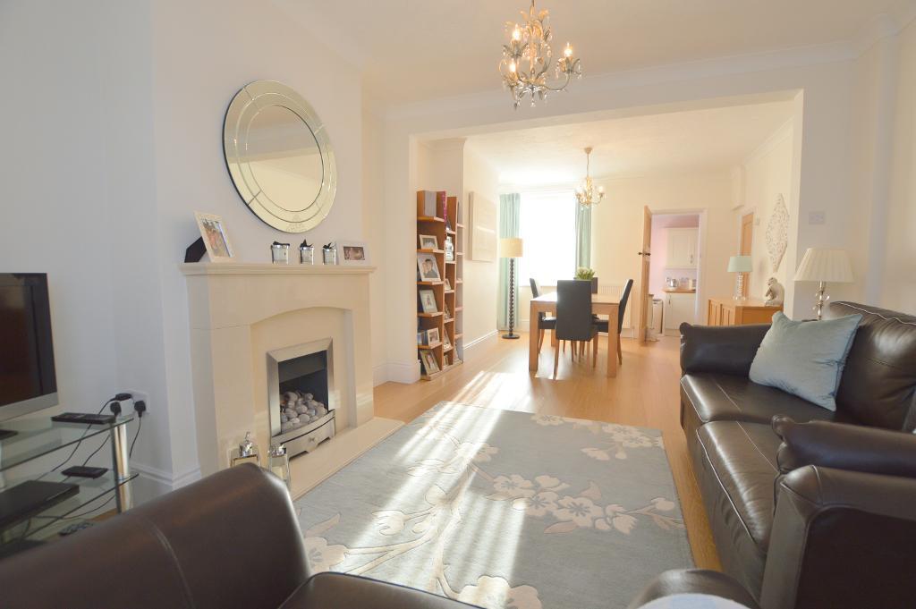 Woodbury Hill, Round Green, Luton, Bedfordshire, LU2 7JP 2 bed terraced