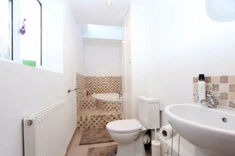 28 Clarkes Avenue, Worcester Park, KT4 8PZ