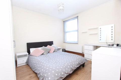 28 Clarkes Avenue, Worcester Park, KT4 8PZ
