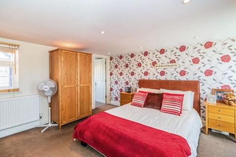 28 Clarkes Avenue, Worcester Park, KT4 8PZ