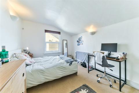 3 bedroom apartment to rent, Mysore Road, London, SW11