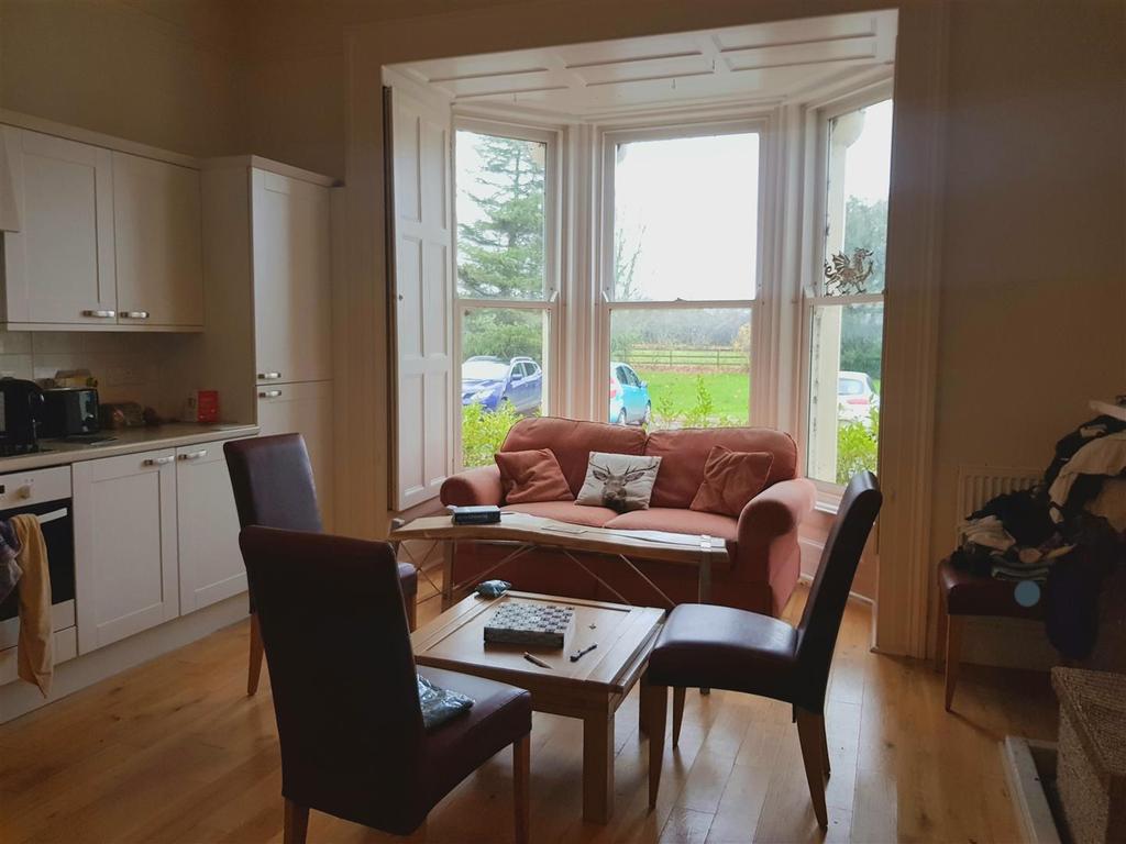 Milton, Tenby 2 bed apartment £595 pcm (£137 pw)