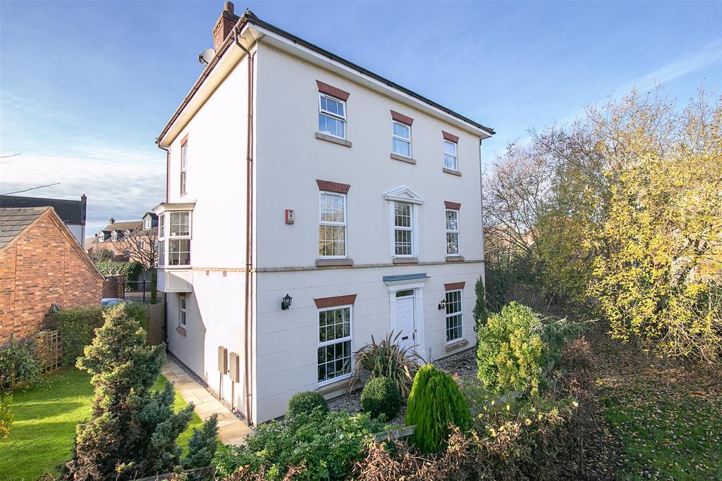 Walnut Walk, Lichfield 5 bed detached house £650,000