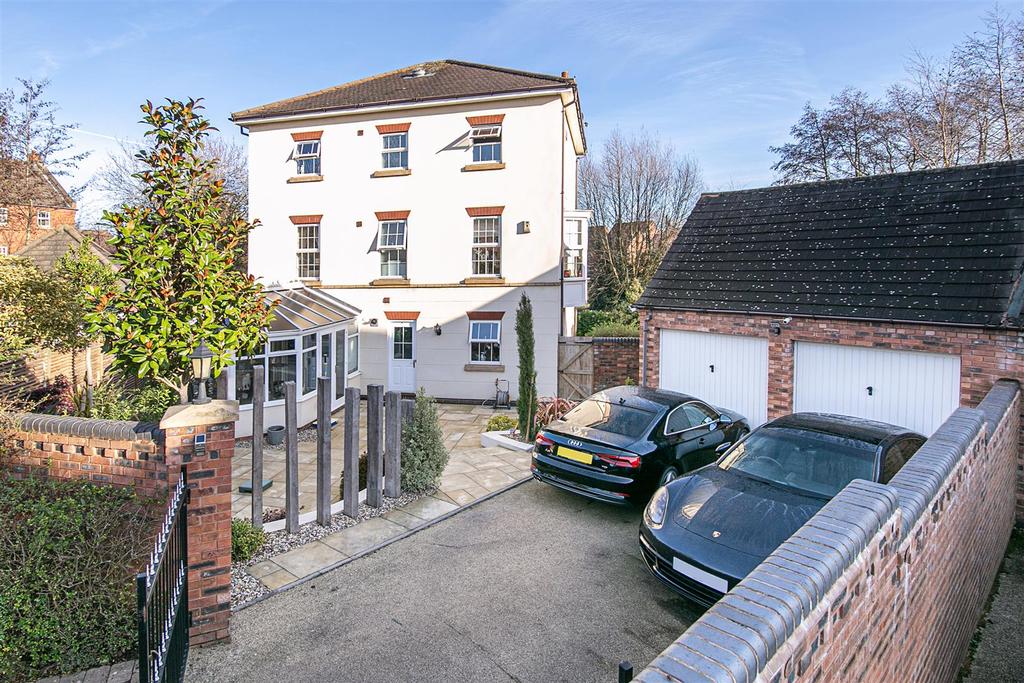 Walnut Walk, Lichfield 5 bed detached house £650,000