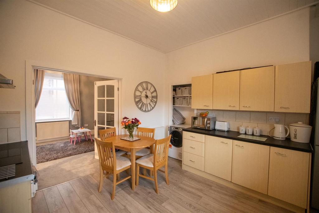 Kitchen/ Breakfast Room