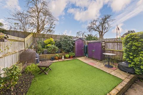 16 Isabella Place, Kingston Upon Thames, KT2 5PB