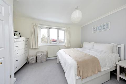 16 Isabella Place, Kingston Upon Thames, KT2 5PB