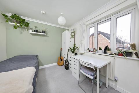 16 Isabella Place, Kingston Upon Thames, KT2 5PB