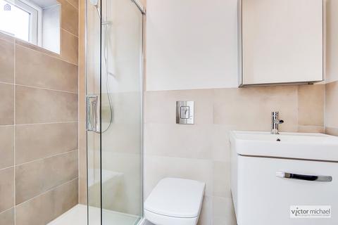 5 Hampton Mead, Loughton, IG10 1TX