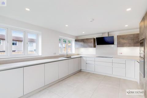 5 Hampton Mead, Loughton, IG10 1TX