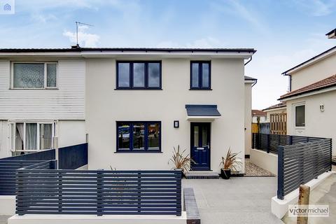 5 Hampton Mead, Loughton, IG10 1TX